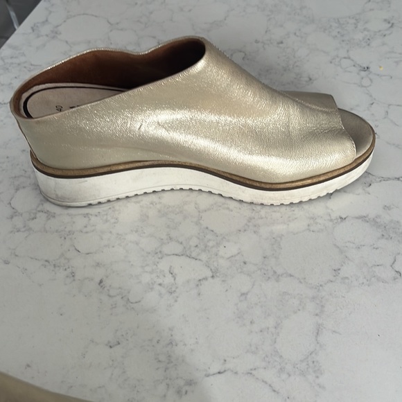 Shoe - Picture 3 of 3